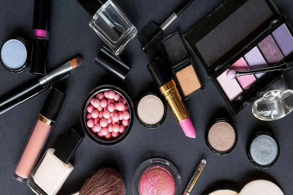 آیا آرایش کردن باعث باطل شدن روزه فرد می‌شود؟