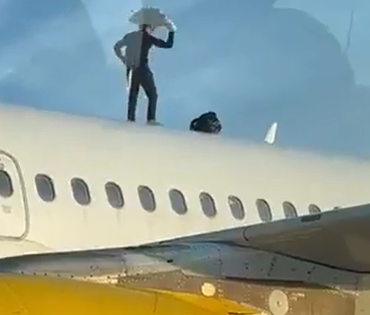 بالا رفتن یک مرد از سقف هواپیما در اسپانیا!