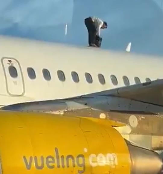 بالا رفتن یک مرد از سقف هواپیما در اسپانیا!