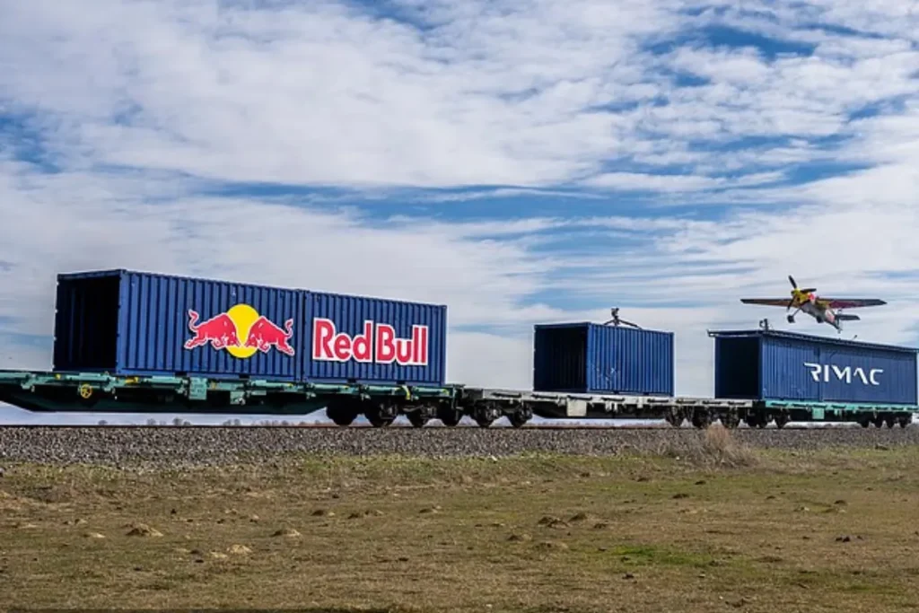 فرود یک هواپیما روی قطار در حال حرکت