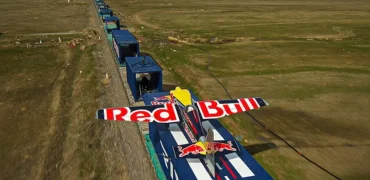 یک خلبان هواپیمای خود را روی قطار در حال حرکت با سرعت ۱۲۰ کیلومتر بر ساعت فرود آورد