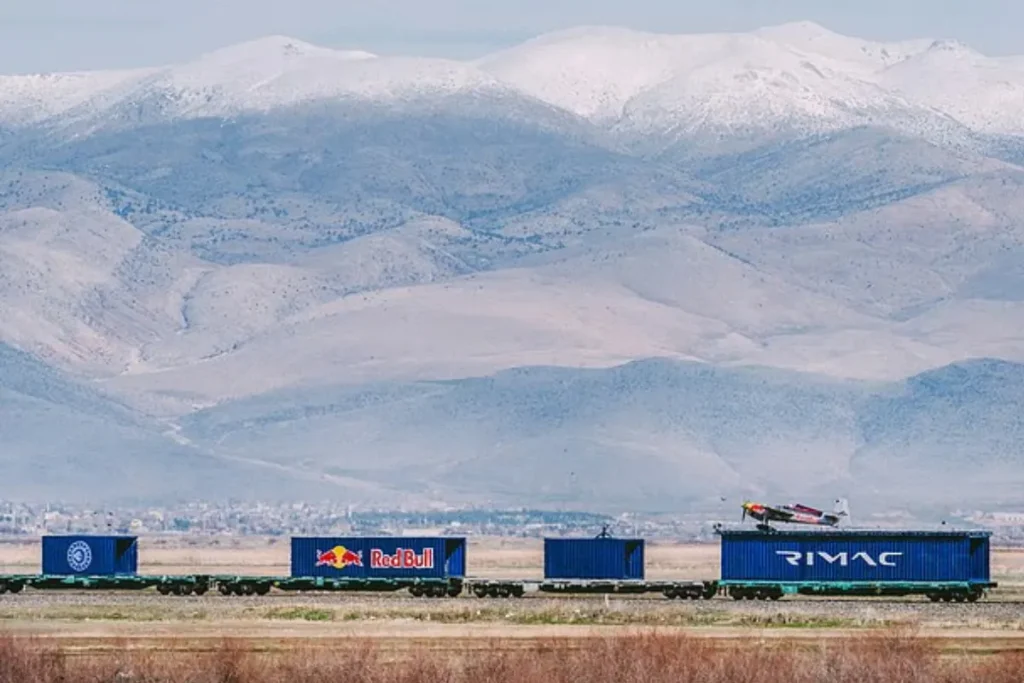 فرود یک هواپیما روی قطار در حال حرکت