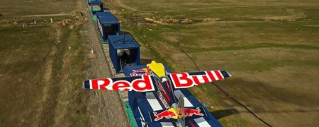 یک خلبان هواپیمای خود را روی قطار در حال حرکت با سرعت ۱۲۰ کیلومتر بر ساعت فرود آورد