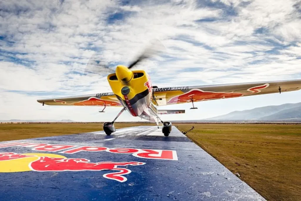 فرود یک هواپیما روی قطار در حال حرکت