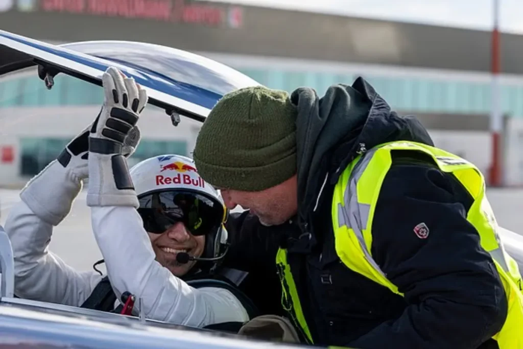 فرود یک هواپیما روی قطار در حال حرکت!