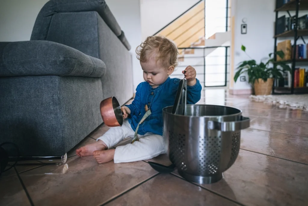 عروسک و ماشین‌‌بازی را فراموش کنید؛ بازی با وسایل آشپزخانه به رشد کودک کمک می‌کند