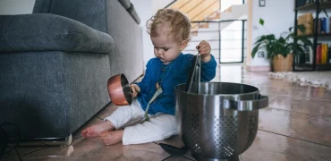 عروسک و ماشین‌‌بازی را فراموش کنید؛ بازی با وسایل آشپزخانه به رشد کودک کمک می‌کند