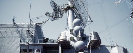 گنبدهای سفید روی کشتی‌های جنگی ایالات متحده چه کاربردی دارند؟