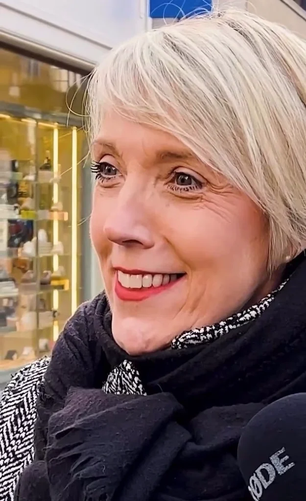 رژلب قرمز برای موهای بلوند خاکستری