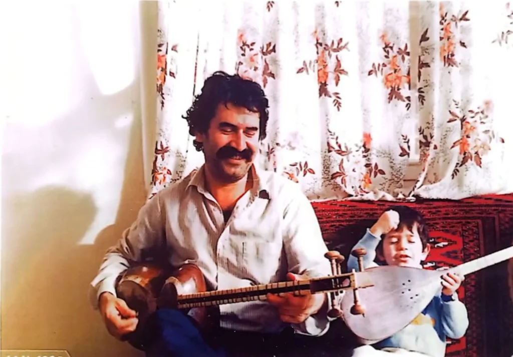 سهراب پورناظری در کودکی کنار پدرش کیخسرو پورناظری