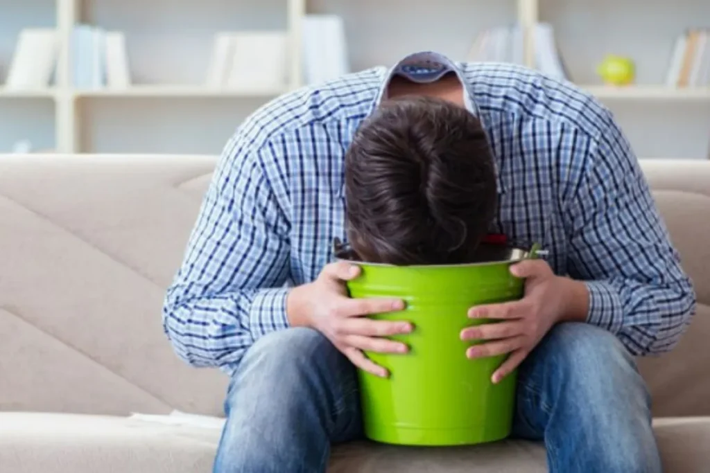 آیا استفراغ کردن باعث باطل شدن روزه فرد می‌شود؟