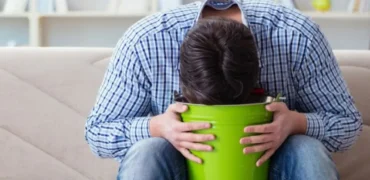 آیا استفراغ کردن باعث باطل شدن روزه فرد می‌شود؟