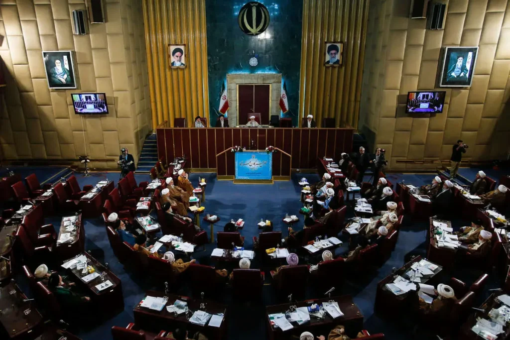 روایت «اعتماد» از اختلاف بین اعضای مجلس خبرگان درباره زمان انتخاب رهبر آینده