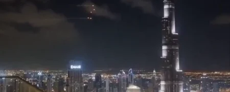 پهپادهای ایرانی در آسمان دبی؛ لحظه برخورد پهپاد به هتل پنج ستاره برج‌العرب + ویدئو