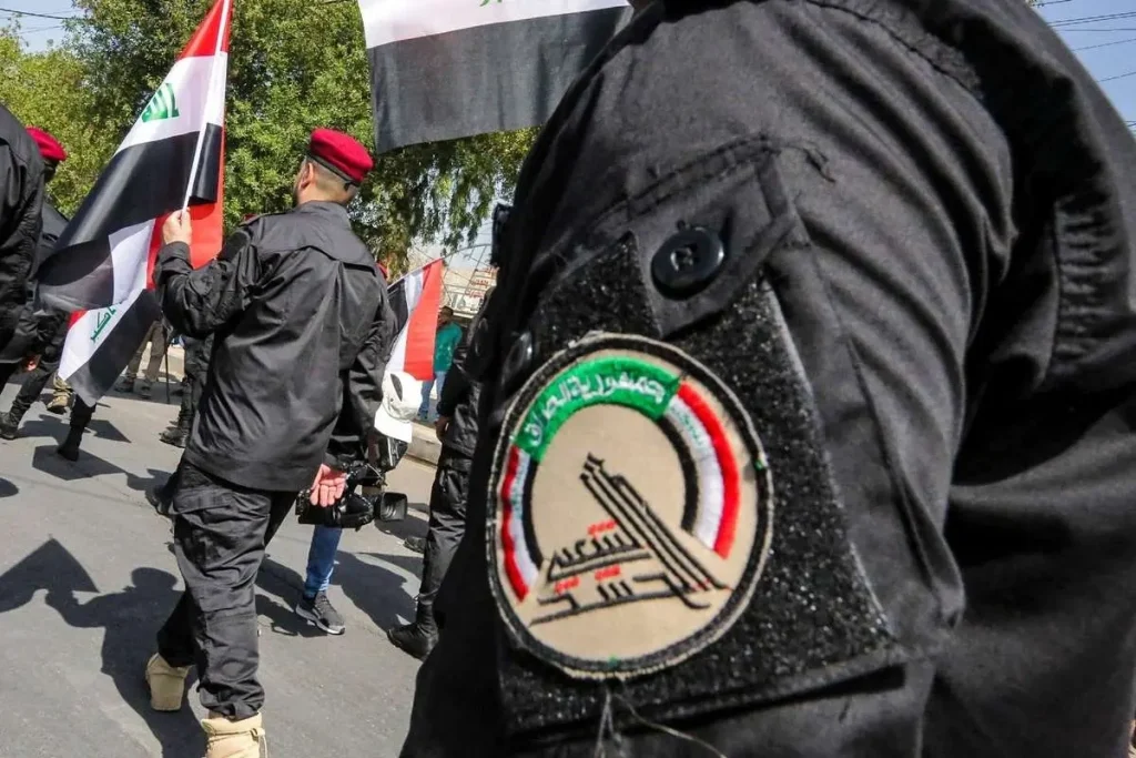 لحظه حمله هلی‌کوپتر آپاچی ارتش ایالات متحده به پایگاه حشدالشعبی عراق + ویدئو