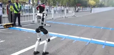 زمین خوردن و تکه‌تکه شدن ربات انسان‌نما در ابتدای مسابقه دو ماراتن در چین + ویدیو