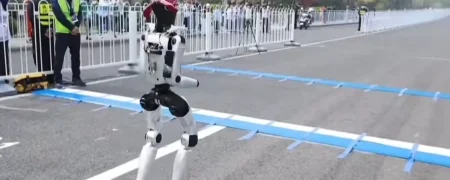 زمین خوردن و تکه‌تکه شدن ربات انسان‌نما در ابتدای مسابقه دو ماراتن در چین + ویدیو