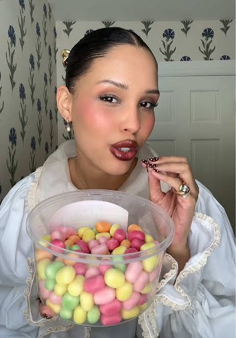 نارا اسمیت
