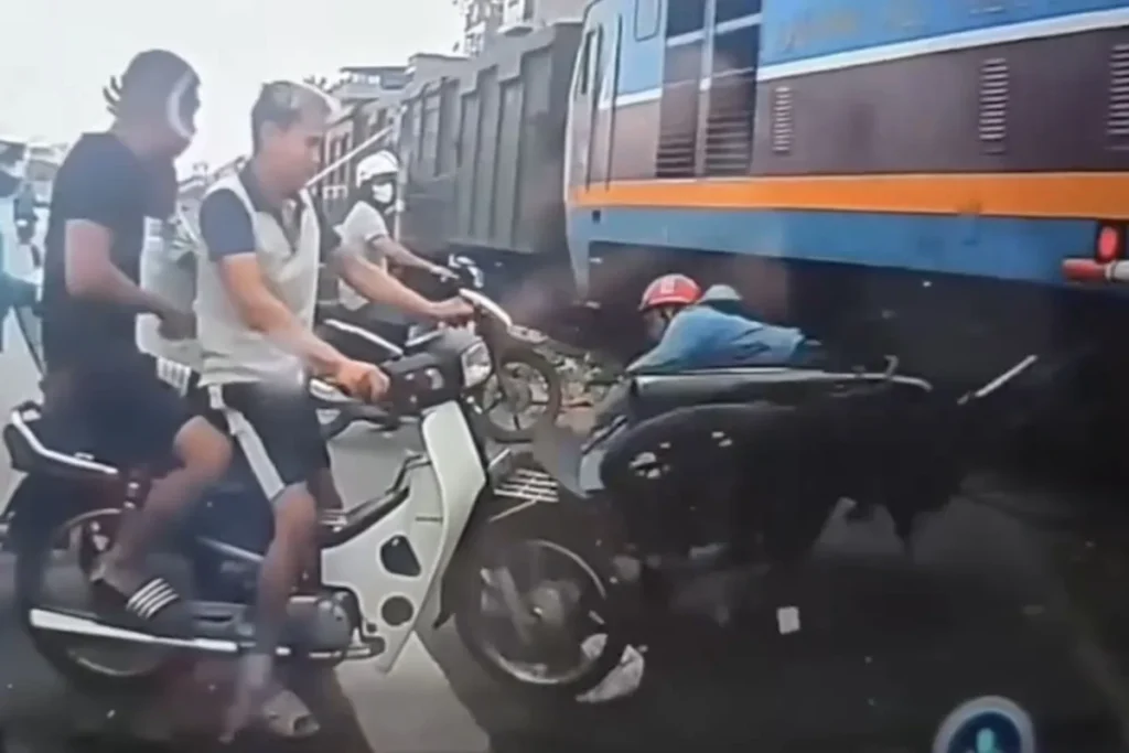 لحظه هولناک برخورد موتورسوار حواس‌پرت با قطار و نجات معجزه‌آسا + ویدئو