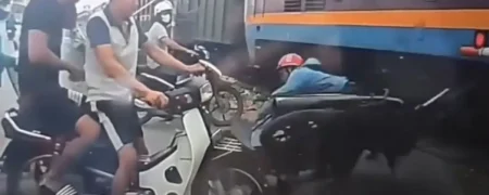 لحظه هولناک برخورد موتورسوار حواس‌پرت با قطار و نجات معجزه‌آسا + ویدئو