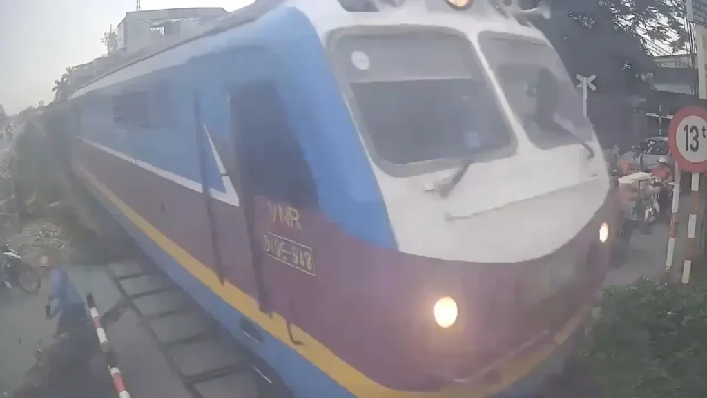 برخورد موتورسوار با قطار