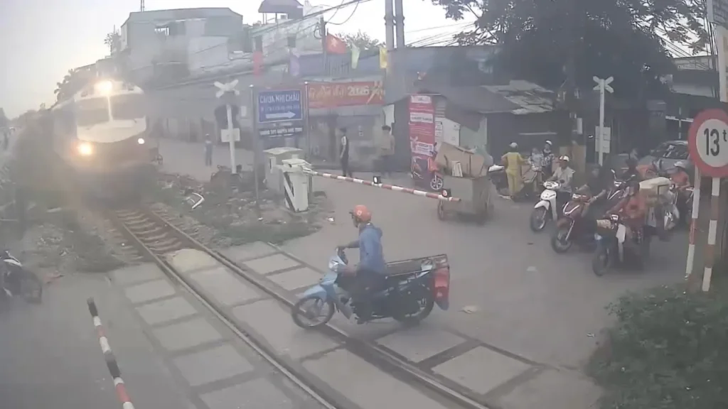 برخورد موتورسوار با قطار