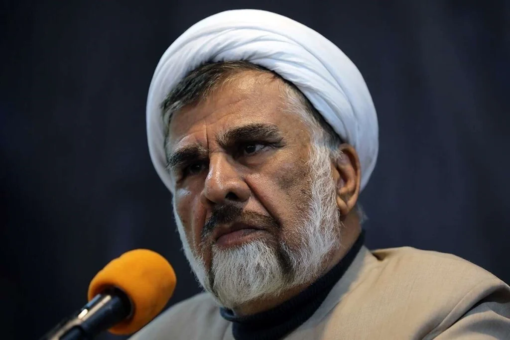انتقاد یک استاد حوزه از نامه‌های تند علمای حوزه برای تغییر فتوای تحریم سلاح هسته‌ای