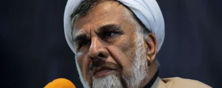 انتقاد یک استاد حوزه از نامه‌های تند علمای حوزه برای تغییر فتوای تحریم سلاح هسته‌ای