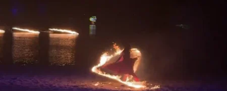 لحظه هولناکی که رقصنده چینی حین نمایش در شعله‌های آتش گرفتار می‌شود + ویدئو