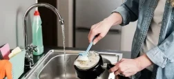 قابلمه سوخته چگونه تمیز می‌شود؟ + معرفی چند راهکار خانگی موثر