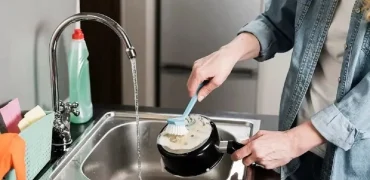 قابلمه سوخته چگونه تمیز می‌شود؟ + معرفی چند راهکار خانگی موثر