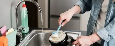 قابلمه سوخته چگونه تمیز می‌شود؟ + معرفی چند راهکار خانگی موثر