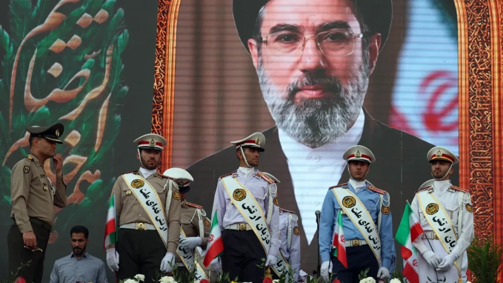 غیبت آیت‌الله خامنه‌ای
