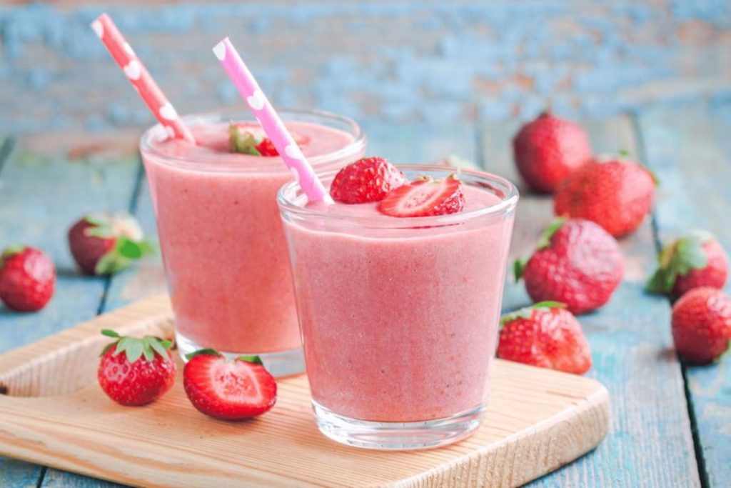 چگونه اسموتی توت فرنگی رژیمی درست کنیم؟