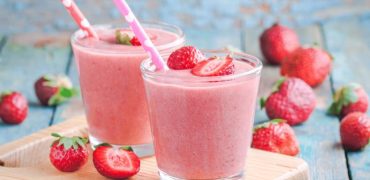 چگونه اسموتی توت فرنگی رژیمی درست کنیم؟