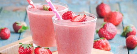 چگونه اسموتی توت فرنگی رژیمی درست کنیم؟