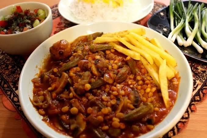طرز تهیه خورشت بامیه جا افتاده و مجلسی + راز لیز نشدن بامیه