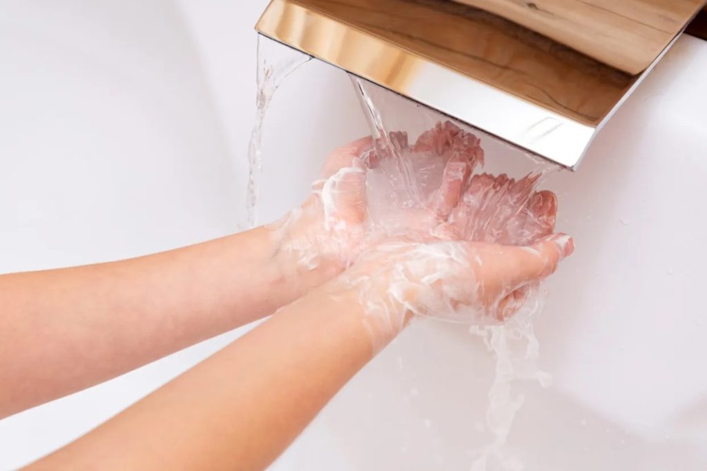 خنک کردن مچ دست