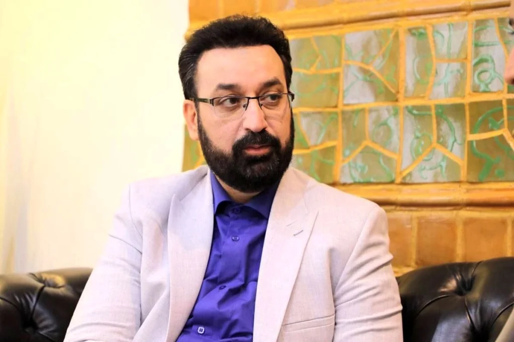 فرزاد جمشیدی مجری مشهور تلویزیون بر اثر سکته قلبی در ۵۶ سالگی درگذشت