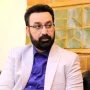 فرزاد جمشیدی مجری مشهور تلویزیون بر اثر سکته قلبی در ۵۶ سالگی درگذشت