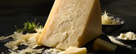 پنیر پارمزان؛ خوراکی غافلگیرکننده‌ای که پروتئین بیشتری از تخم‌مرغ و ماست دارد