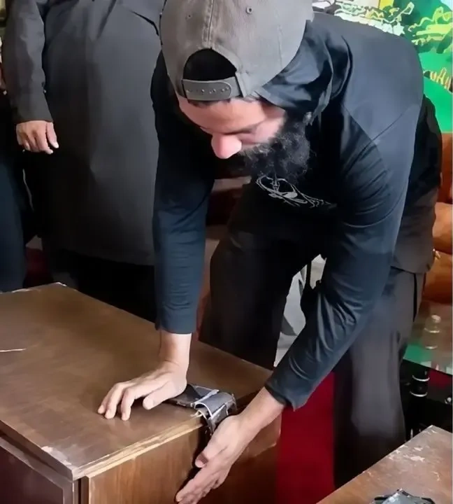 شکستن گوشی هوشمند توسط طالبان