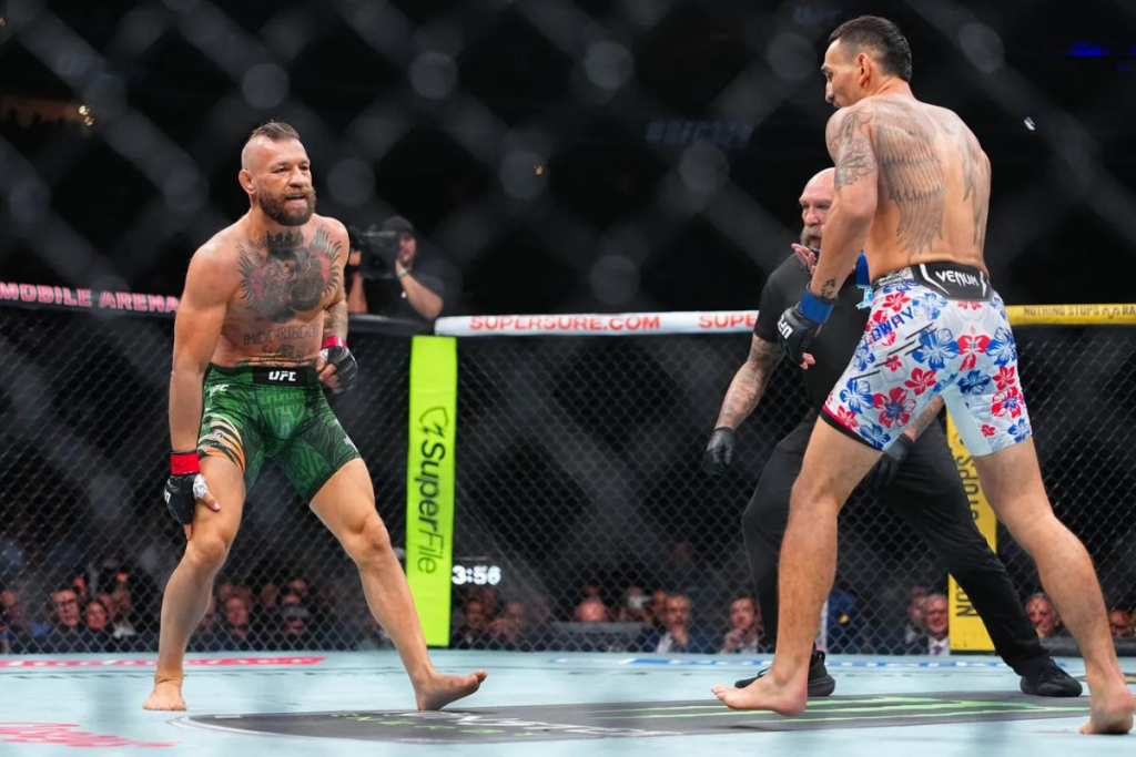 کانر مک‌گرگور پس از مصدومیت مقابل مکس هالووی در UFC 329 سکوتش را شکست