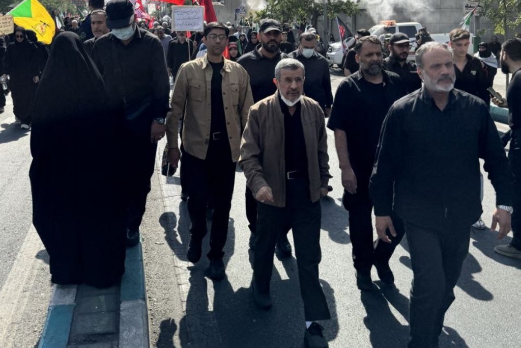 محمود احمدی‌نژاد پس از ۴ ماه بی‌خبری در مراسم تشییع رهبری دیده شد + تصاویر