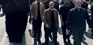 محمود احمدی‌نژاد پس از ۴ ماه بی‌خبری در مراسم تشییع رهبری دیده شد + تصاویر