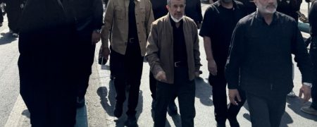 محمود احمدی‌نژاد پس از ۴ ماه بی‌خبری در مراسم تشییع رهبری دیده شد + تصاویر