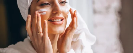 ضد آفتاب رنگی بخریم یا بدون رنگ؟ + بررسی تفاوت‌ها و کاربرد هر کدام