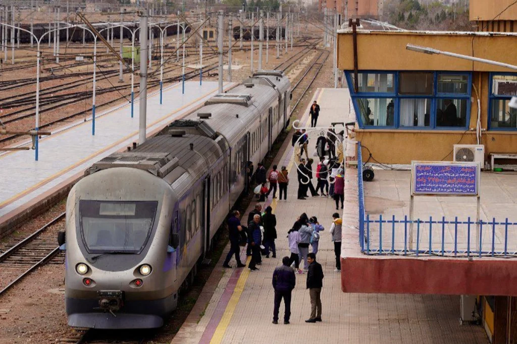 تردد قطارهای مسیر تهران مشهد پس از حمله آمریکا به مسیر ریلی متوقف شد