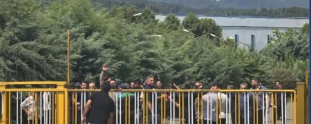 تجمع کارگران چوکا؛ مدیرعامل به‌صورت نمادین از سوی معترضان اخراج شد! + ویدیو