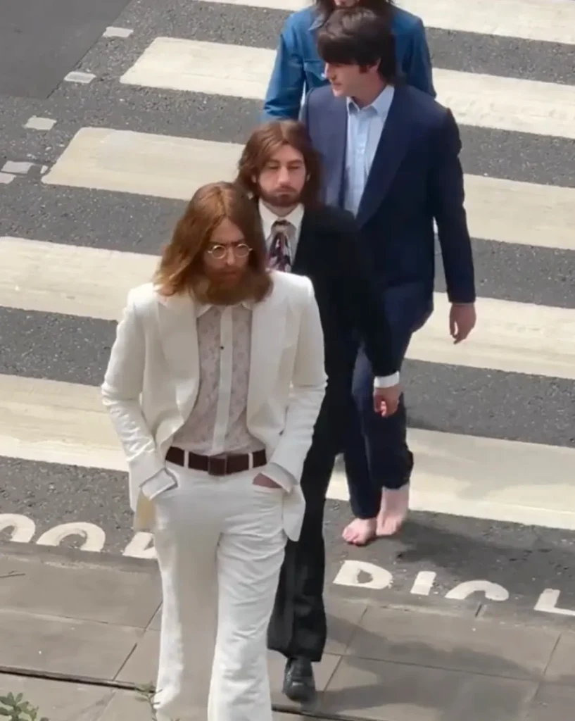 بازسازی عکس مشهور بیتلز روی خط عابر Abbey Road